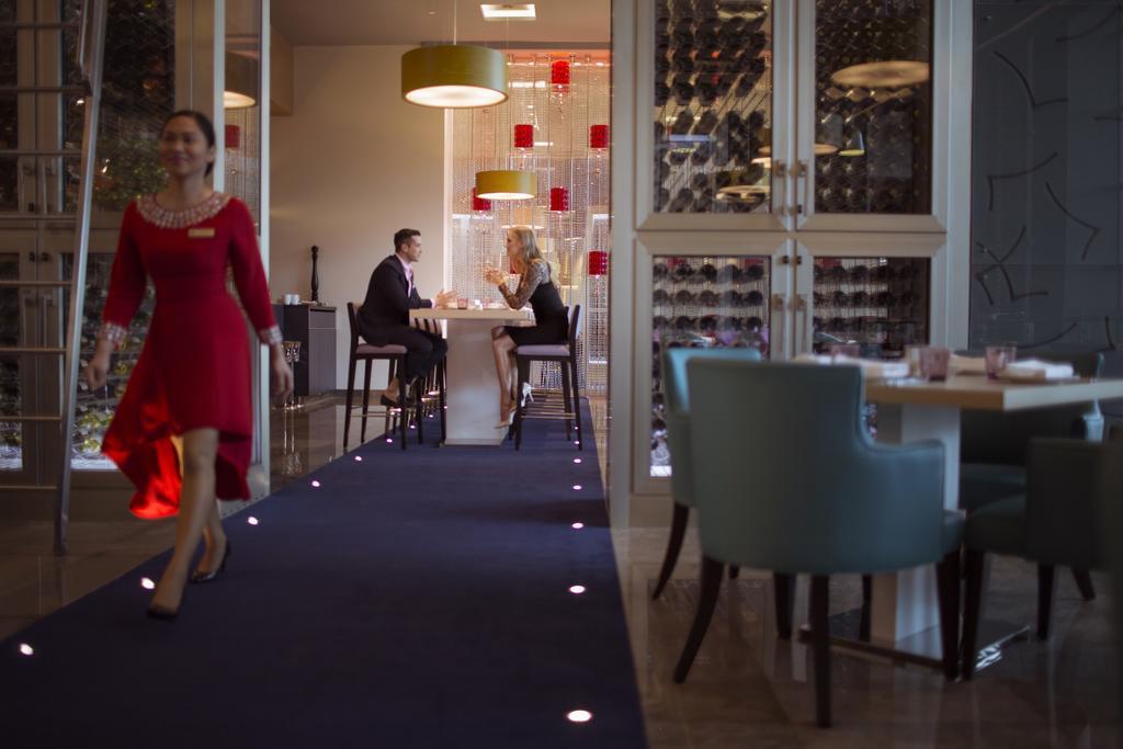 ดาวน์ทาวน์ โรตานา Hotel มานามา ภายนอก รูปภาพ The bar at the restaurant
