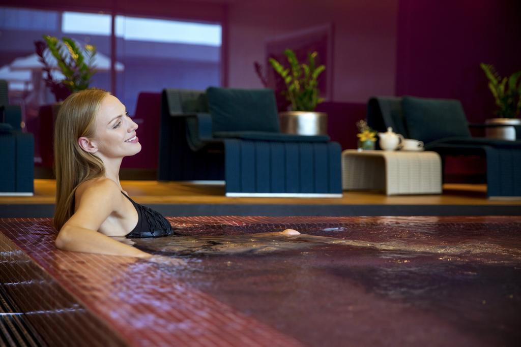 ดาวน์ทาวน์ โรตานา Hotel มานามา ภายนอก รูปภาพ A woman relaxing in a spa