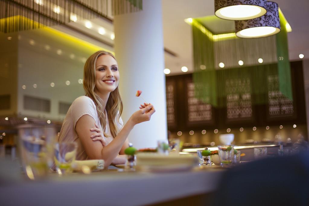 ดาวน์ทาวน์ โรตานา Hotel มานามา ภายนอก รูปภาพ A woman at a restaurant