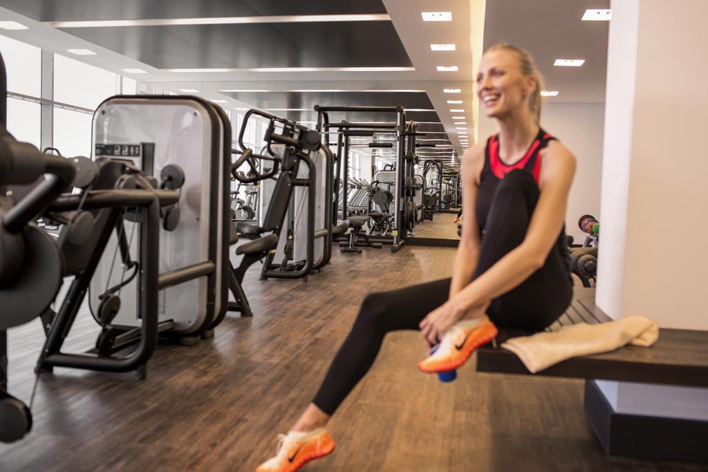 ดาวน์ทาวน์ โรตานา Hotel มานามา ภายนอก รูปภาพ A woman in a gym
