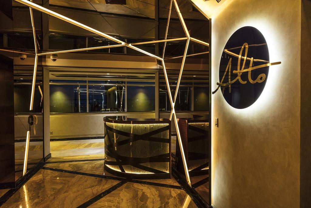 ดาวน์ทาวน์ โรตานา Hotel มานามา ภายนอก รูปภาพ The interior of the 46th floor of the World Trade Center