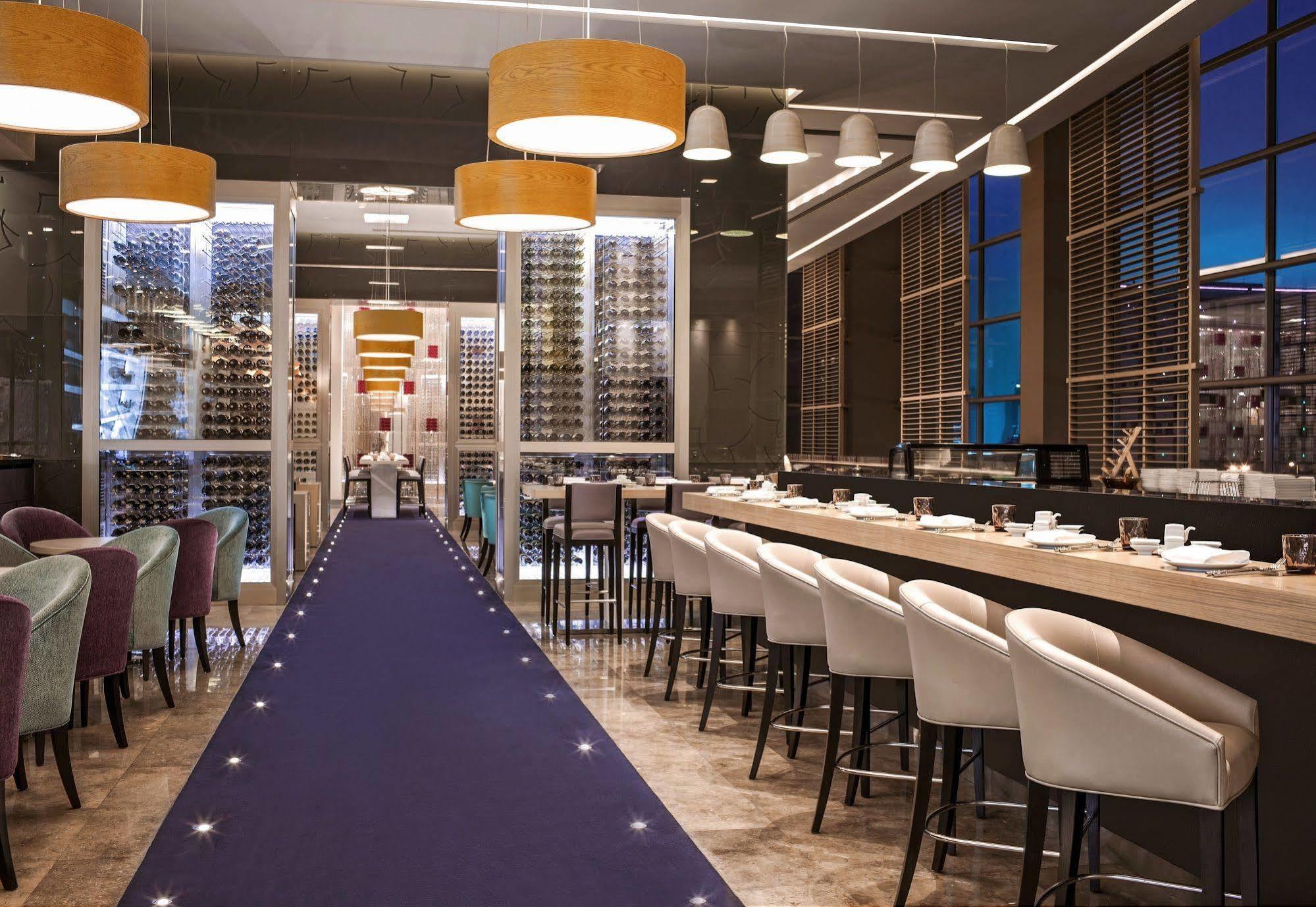 ดาวน์ทาวน์ โรตานา Hotel มานามา ภายนอก รูปภาพ The interior of the restaurant