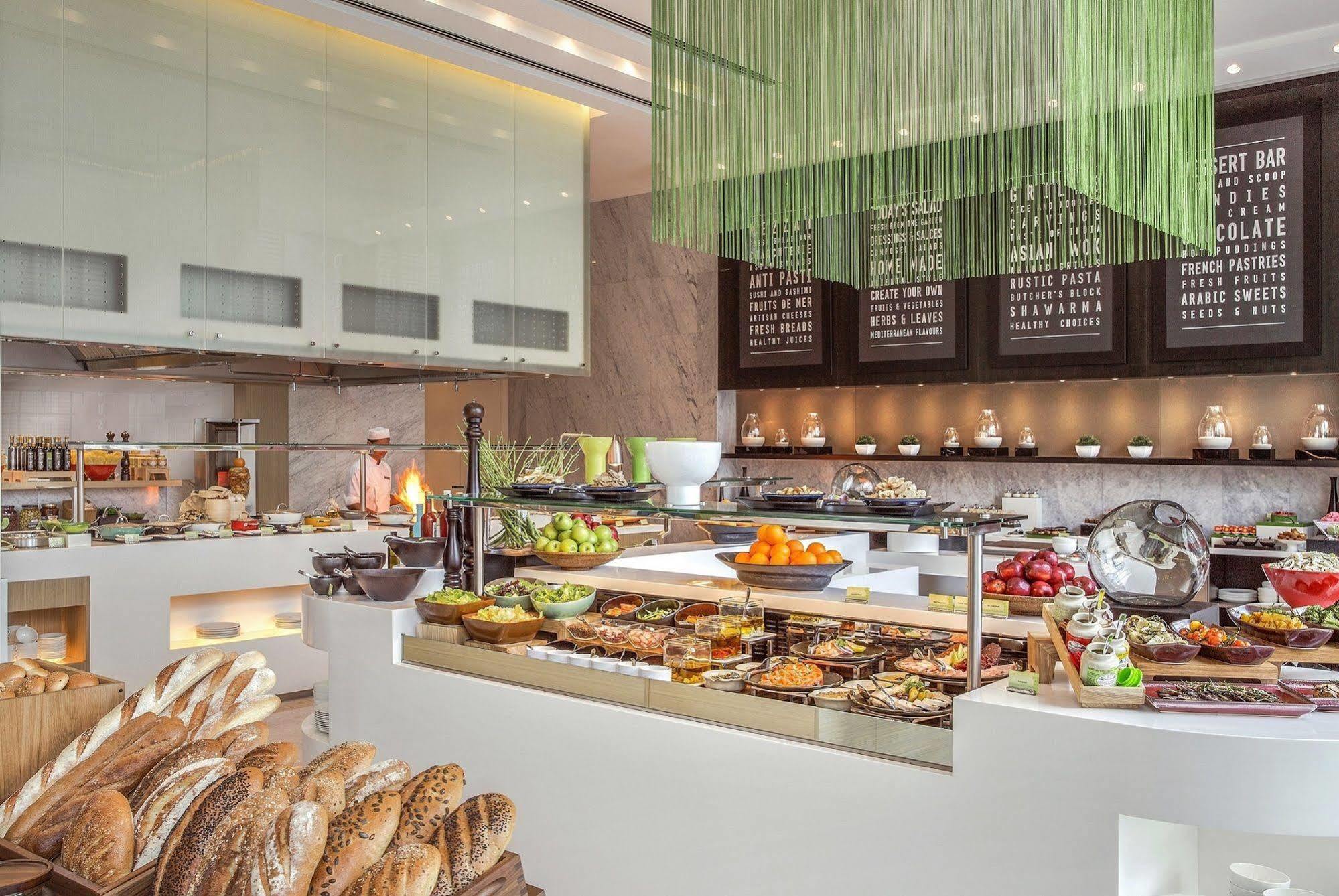 ดาวน์ทาวน์ โรตานา Hotel มานามา ภายนอก รูปภาพ The buffet at the hotel