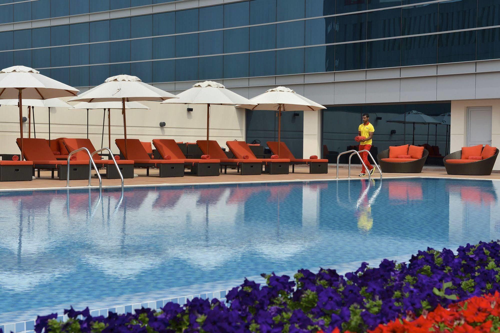 ดาวน์ทาวน์ โรตานา Hotel มานามา ภายนอก รูปภาพ The pool at the hotel